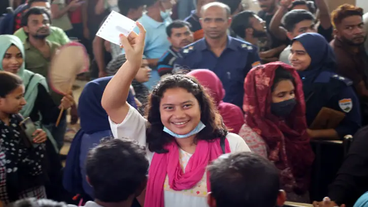 ২৮ হাজার টিকেটের জন্য লাখ লাখ মানুষের ভিড় ২৮ হাজার টিকেটের জন্য লাখ লাখ মানুষের ভিড়