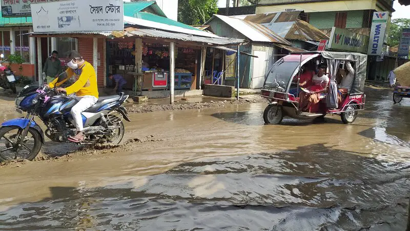 রৌমারীতে ঝুঁকিপূর্ণ মহাসড়কে সন্তান প্রসব 