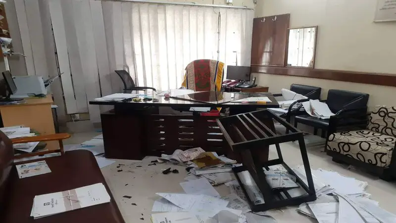 ইবি ভিসির কার্যালয়ে হামলা, থানায় অভিযোগ ইবি ভিসির কার্যালয়ে হামলা, থানায় অভিযোগ