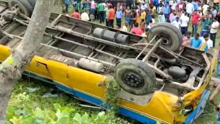 নিয়ন্ত্রণ হারিয়ে রাস্তার ধারে উল্টে গেল বাস নিয়ন্ত্রণ হারিয়ে রাস্তার ধারে উল্টে গেল বাস