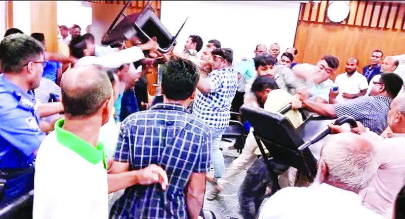 বিদ্রোহী প্রার্থীর সমর্থকদের মারধর, অফিস ভাংচুর বিদ্রোহী প্রার্থীর সমর্থকদের মারধর, অফিস ভাংচুর