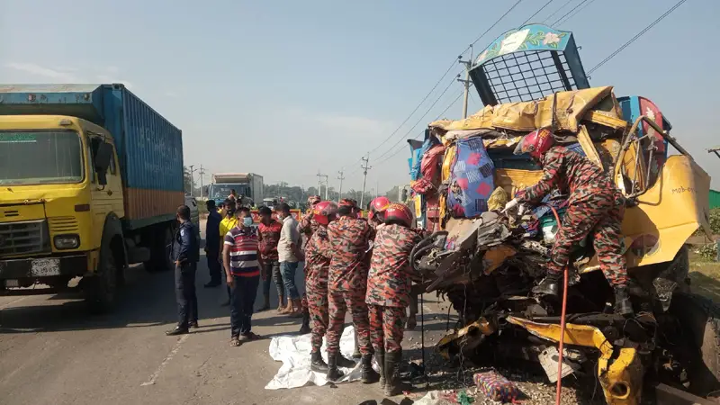 মালবাহী দুই ট্রাকের মুখোমুখি সংঘর্ষে নিহত দুই চালক