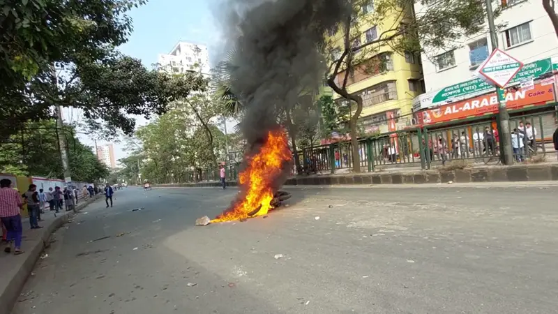 মুগদা হাসপাতালের পাশে দুই মোটরসাইকেলে আগুন