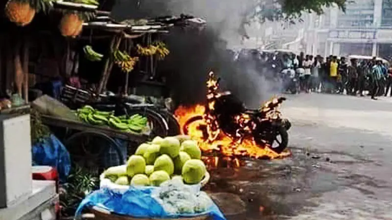 ট্রাফিক পুলিশের উপর ক্ষিপ্ত হয়ে বাইক জ্বালিয়ে দিল যুবক