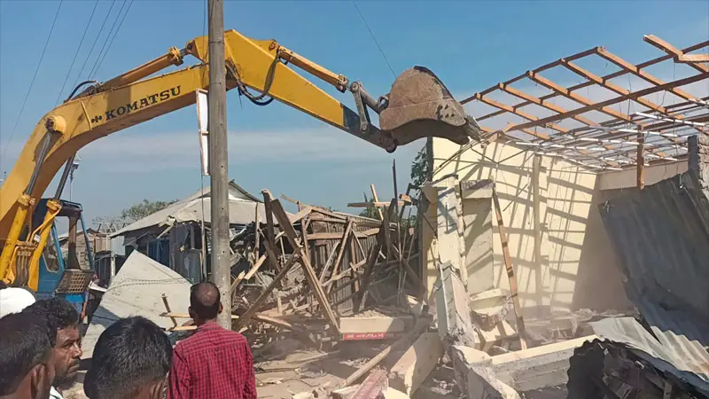 ১৪৭ ব্যবসা প্রতিষ্ঠান গুড়িয়ে দিলো প্রশাসন ১৪৭ ব্যবসা প্রতিষ্ঠান গুড়িয়ে দিলো প্রশাসন