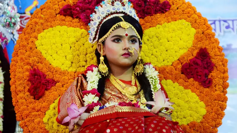 হাজারো ভক্তদের উপস্থিতিতে মণ্ডপে মণ্ডপে কুমারী পূজা হাজারো ভক্তদের উপস্থিতিতে মণ্ডপে মণ্ডপে কুমারী পূজা