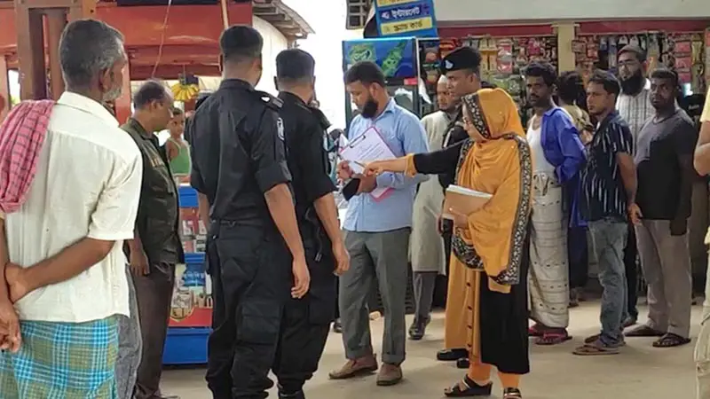 রেলস্টেশনের দোকানে ট্রেনের টিকিট