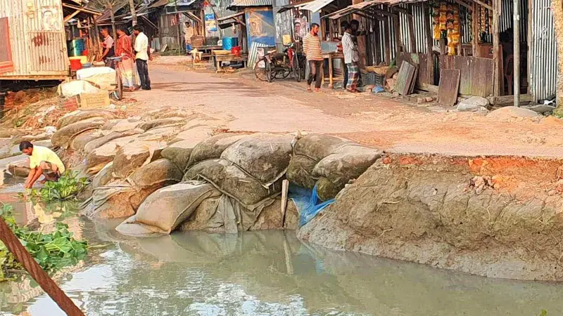 ভাঙনের কবলে আমরাজুড়ী বাজার