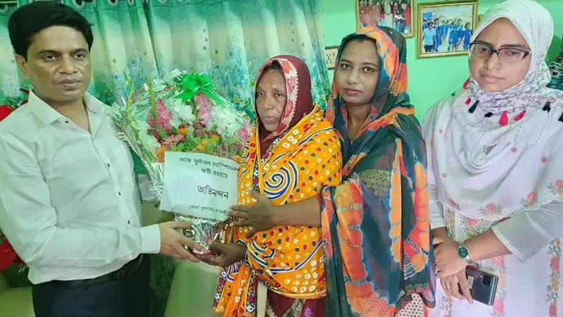 সাবিনা-মাসুরার বাড়িতে গিয়ে শুভেচ্ছা জানিয়েছেন জেলা প্রশাসক সাবিনা-মাসুরার বাড়িতে গিয়ে শুভেচ্ছা জানিয়েছেন জেলা প্রশাসক