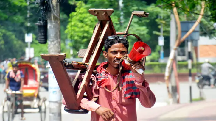 গরুর পেছনে ছোটাছুটি দা বঁটি ধার, চলছে কেনাকাটাও গরুর পেছনে ছোটাছুটি দা বঁটি ধার, চলছে কেনাকাটাও