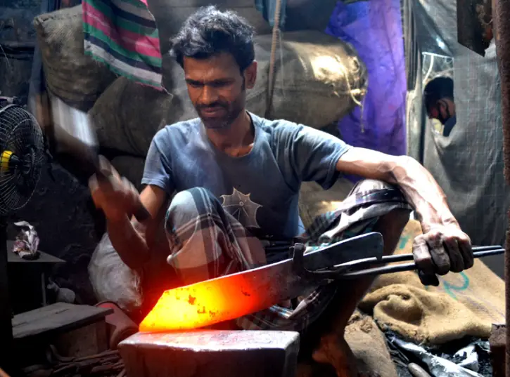 লোহা পেটানোর আওয়াজ, কয়লা পোড়ানোর গন্ধ লোহা পেটানোর আওয়াজ, কয়লা পোড়ানোর গন্ধ