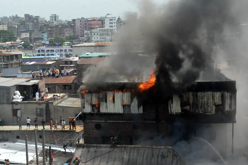 চকে প্লাস্টিক কারখানায় আগুন ॥ ৬ জনের মৃত্যু