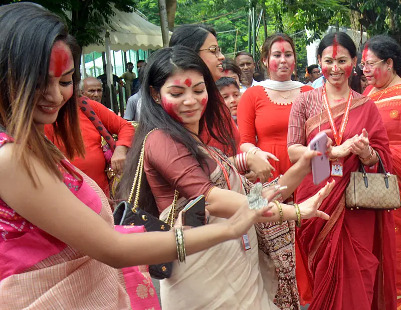 বর্ণিল উদ্যাপন নয় শুধু, অসাম্প্রদায়িক চেতনার উজ্জীবন