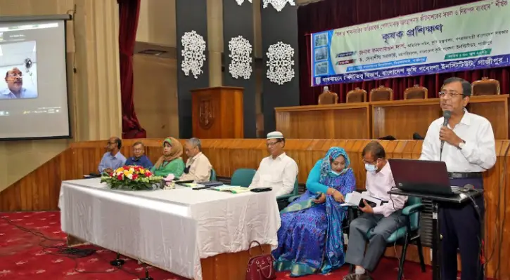 বারি’তে কীটনাশকের সফল ও নিরাপদ ব্যবহার বিষয়ে কৃষক প্রশিক্ষণ