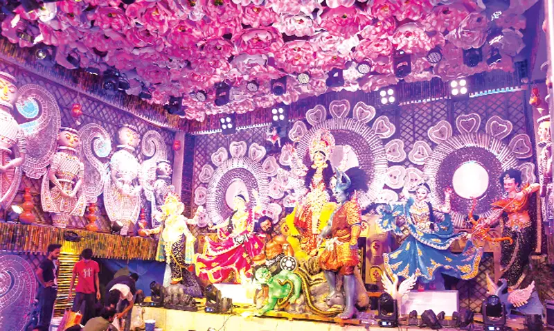 হাড়িপাড়ার নারীরাই প্রতিমা গড়ে উৎসবে মেতেছেন হাড়িপাড়ার নারীরাই প্রতিমা গড়ে উৎসবে মেতেছেন