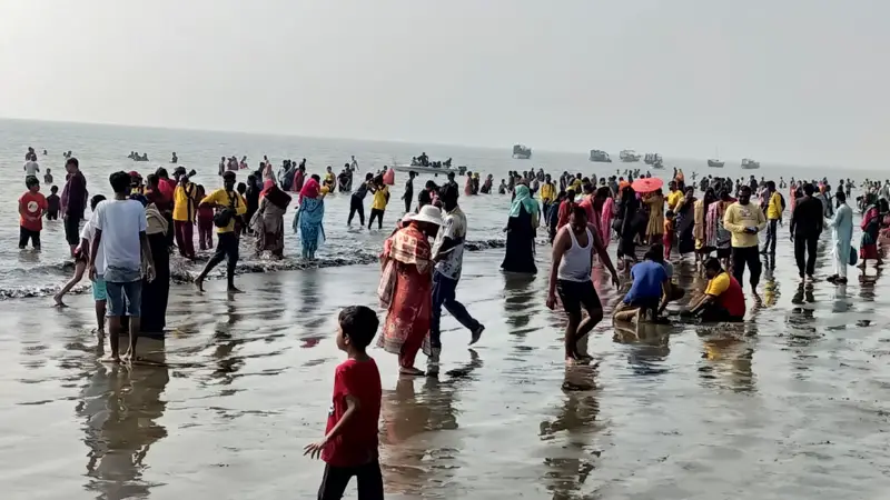 কুয়াকাটায় পর্যটকরা জিম্মি, তিনগুণ হোটেল ভাড়া