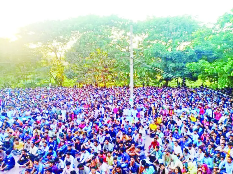 ক্যাম্পাসে ফুটবল উন্মাদনা ক্যাম্পাসে ফুটবল উন্মাদনা