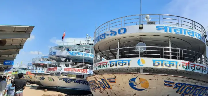 সদরঘাটের চিরচেনা সেই ব্যস্ততা আর নেই সদরঘাটের চিরচেনা সেই ব্যস্ততা আর নেই
