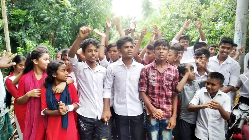 ছাত্রীকে কুপ্রস্তাব দেওয়ায় শিক্ষার্থীদের হাতে প্রধান শিক্ষক অবরুদ্ধ ছাত্রীকে কুপ্রস্তাব দেওয়ায় শিক্ষার্থীদের হাতে প্রধান শিক্ষক অবরুদ্ধ