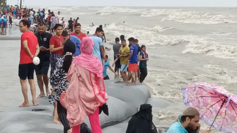 উত্তাল সাগর, ঢেউ দেখতে পর্যটকদের ভীড় উত্তাল সাগর, ঢেউ দেখতে পর্যটকদের ভীড়