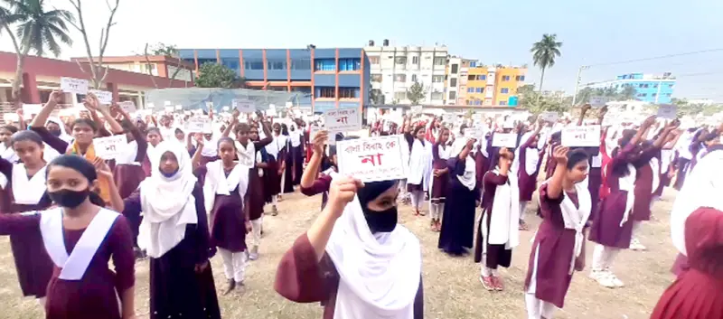 বাল্যবিয়েকে না বলল ৮শ’ শিক্ষার্থী বাল্যবিয়েকে না বলল ৮শ’ শিক্ষার্থী