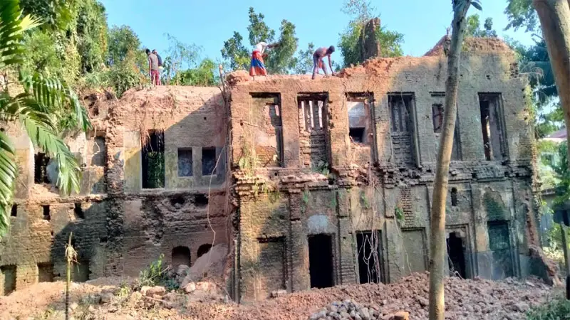 তিনশ বছরের পুরনো জমিদার বাড়ি ভেঙ্গে ফেলায় ক্ষোভ তিনশ বছরের পুরনো জমিদার বাড়ি ভেঙ্গে ফেলায় ক্ষোভ