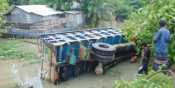 কাটাখালীতে রাস্তার ট্রাক খালে চালক হেলপার আহত