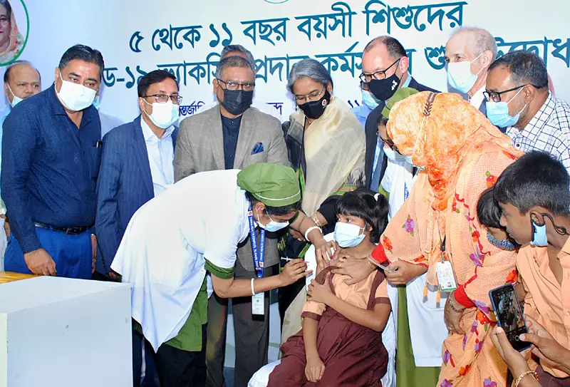 প্রথম টিকা নিল তৃতীয় শ্রেণীর শিক্ষার্থী নিধি নন্দিনী প্রথম টিকা নিল তৃতীয় শ্রেণীর শিক্ষার্থী নিধি নন্দিনী