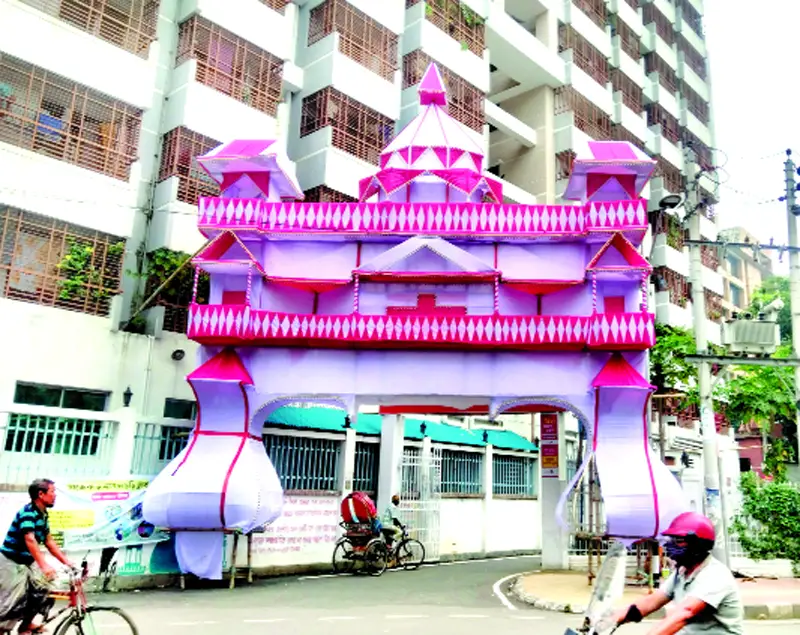 প্রতিমা সাজানো হচ্ছে মাথা তুলছে সুদৃশ্য তোরণ প্রতিমা সাজানো হচ্ছে মাথা তুলছে সুদৃশ্য তোরণ
