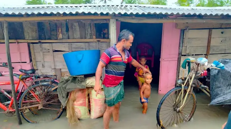 কয়রার চরামুখার বাঁধ ভেঙ্গে ৪ গ্রাম প্লাবিত