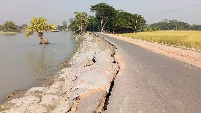 পান্ডব নদীর ভাঙনে বিলীন হচ্ছে সড়ক