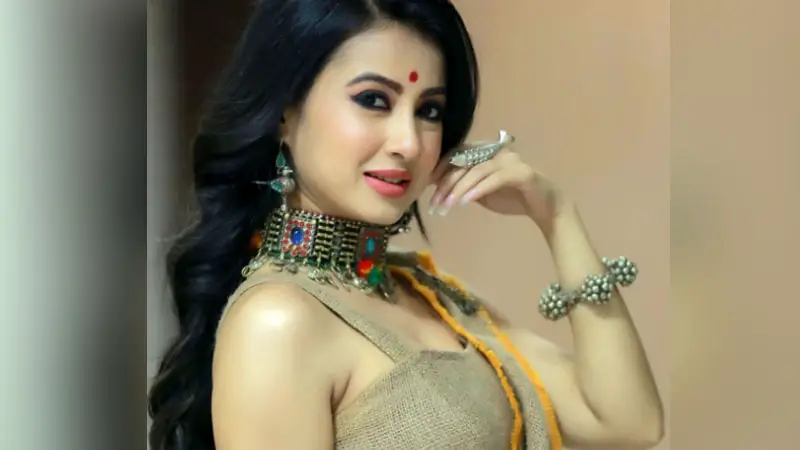 চটের শাড়ি-ব্লাউজ পরে ট্রোলের মুখে মনামী চটের শাড়ি-ব্লাউজ পরে ট্রোলের মুখে মনামী
