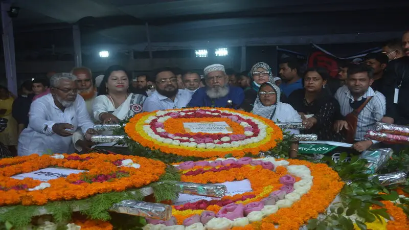 শোক দিবসে বঙ্গবন্ধু’র প্রতিকৃতিতে বিএমজেএফ’র শ্রদ্ধা নিবেদন