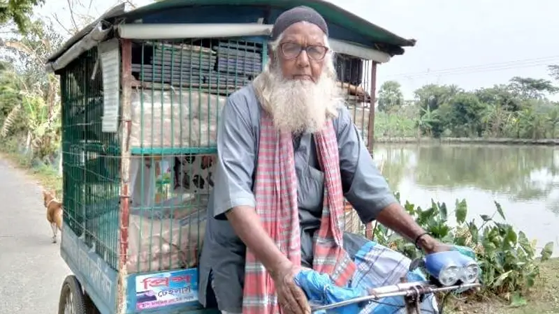 দেশ গড়তে ভ্যানগাড়িতে বই নিয়ে ছুটছেন মুক্তিযোদ্ধা এনছান আলী