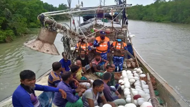 ৯৯৯ কল করে উত্তাল সমূদ্রে ভাসতে থাকা ১৩ জেলে উদ্ধার হলেন ৯৯৯ কল করে উত্তাল সমূদ্রে ভাসতে থাকা ১৩ জেলে উদ্ধার হলেন
