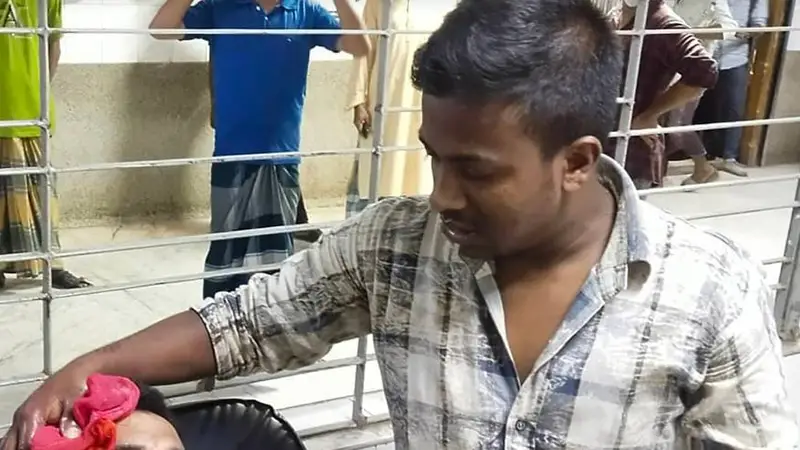 রাজধানীর গুলিস্তানে রড মাথায় পড়ে দুই পথচারী আহত রাজধানীর গুলিস্তানে রড মাথায় পড়ে দুই পথচারী আহত
