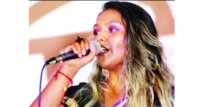 প্রবাসী শিল্পী মাটির গানের সুরে মুগ্ধ শ্রোতা প্রবাসী শিল্পী মাটির গানের সুরে মুগ্ধ শ্রোতা