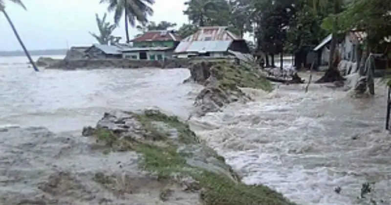 অস্বাভাবিক জোয়ারে রাবনাবাদ পাড়ের ১৭ গ্রাম প্লাবিত অস্বাভাবিক জোয়ারে রাবনাবাদ পাড়ের ১৭ গ্রাম প্লাবিত