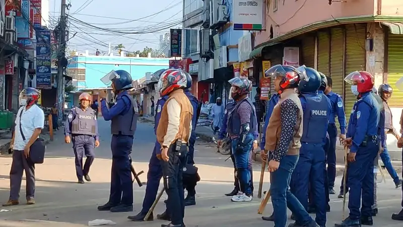 বিএনপি-পুলিশ সংঘর্ষ, টিয়ারশেল নিক্ষেপ