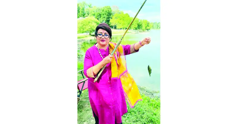 অবসরে মাছ ধরেন ববিতা অবসরে মাছ ধরেন ববিতা