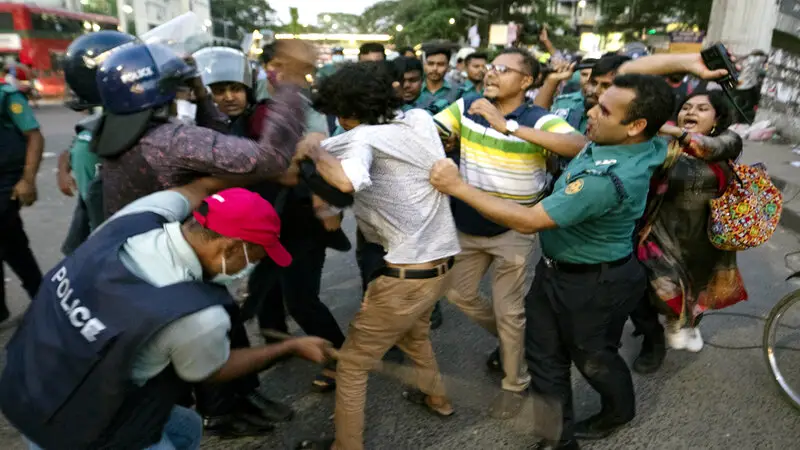 জ্বালানি তেলের মূল্যবৃদ্ধির প্রতিবাদে বিক্ষোভে পুলিশের লাঠিচার্জ জ্বালানি তেলের মূল্যবৃদ্ধির প্রতিবাদে বিক্ষোভে পুলিশের লাঠিচার্জ