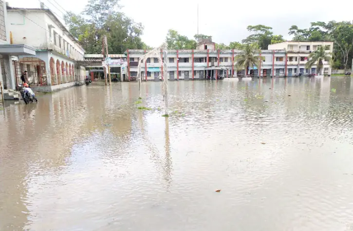 কাঁঠালিয়া উপজেলা পরিষদ প্লাবিত কাঁঠালিয়া উপজেলা পরিষদ প্লাবিত