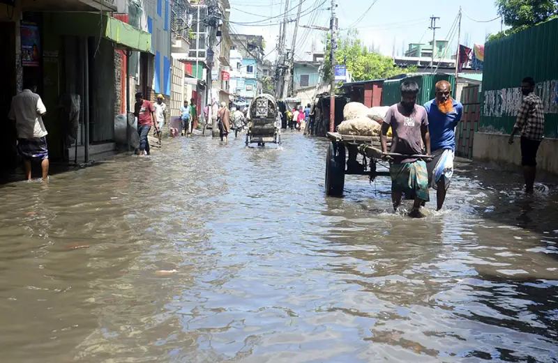 চট্টগ্রামে বাণিজ্যপাড়া ও বহু নিচু এলাকায় জোয়ারের পানি চট্টগ্রামে বাণিজ্যপাড়া ও বহু নিচু এলাকায় জোয়ারের পানি