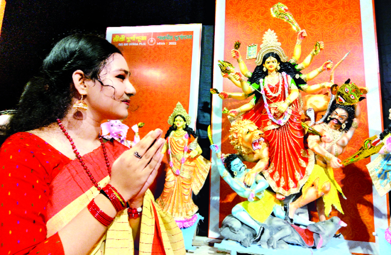 উৎসবের আবহে শারদীয় দুর্গোৎসব শুরু উৎসবের আবহে শারদীয় দুর্গোৎসব শুরু