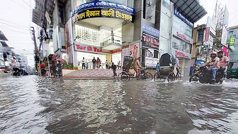 এবার পানিতে ভাসছে বরিশাল শহর এবার পানিতে ভাসছে বরিশাল শহর