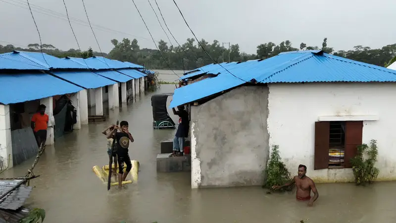 পানিতে ভাসছে প্রধানমন্ত্রীর উপহারের ঘর পানিতে ভাসছে প্রধানমন্ত্রীর উপহারের ঘর