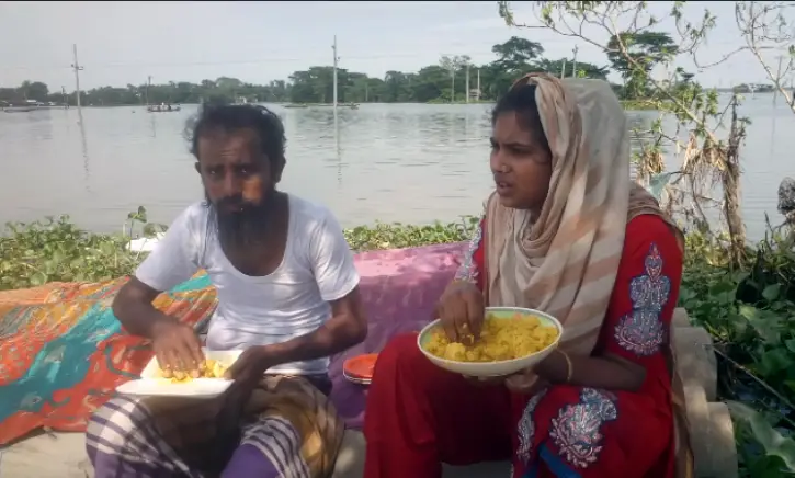বানবাসিরা বাড়ি ফিরতে শুরু করেছে বানবাসিরা বাড়ি ফিরতে শুরু করেছে