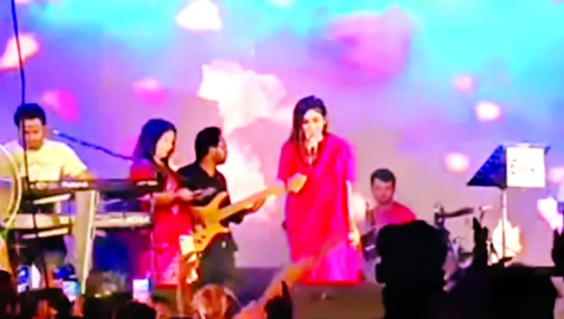 দিনে সৈকত ভ্রমণ, রাতে সাংস্কৃতিক অনুষ্ঠান দিনে সৈকত ভ্রমণ, রাতে সাংস্কৃতিক অনুষ্ঠান
