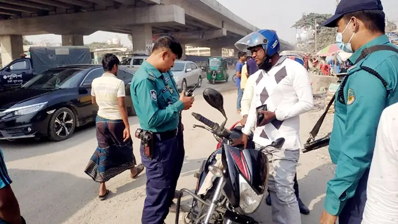 ঢাকামুখী দূরপাল্লার যানবাহনে পুলিশের তল্লাশি ঢাকামুখী দূরপাল্লার যানবাহনে পুলিশের তল্লাশি