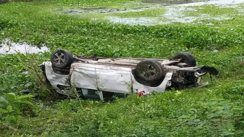 ট্রেন-মাইক্রোবাস সংঘর্ষে কারখানা কর্মকর্তা নিহত, চালক আহত